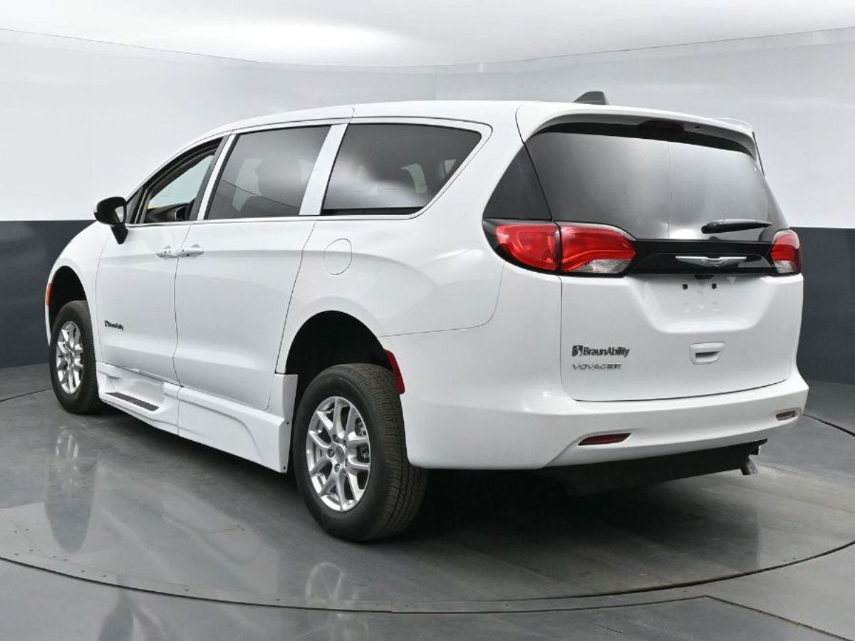 White Chrysler Voyager image number 4