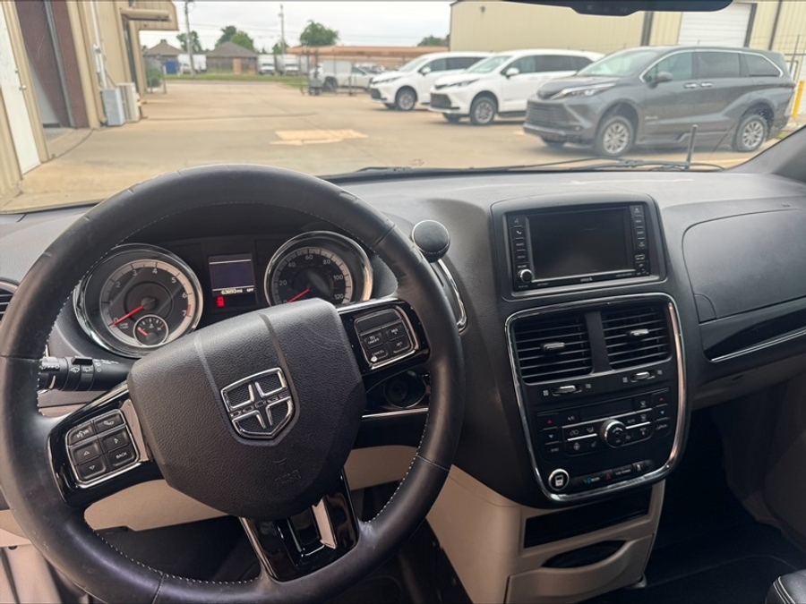Used 2017 Dodge Grand Caravan SXT - BraunAbility Side Entry Entry Fold Out Automatic Ramp