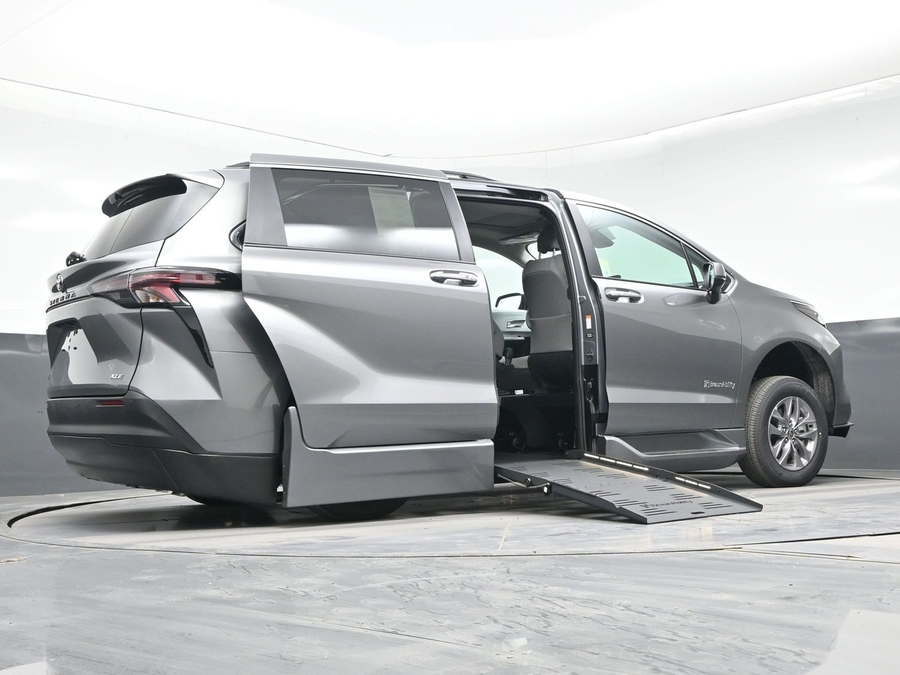 Grey Toyota Sienna image number 18