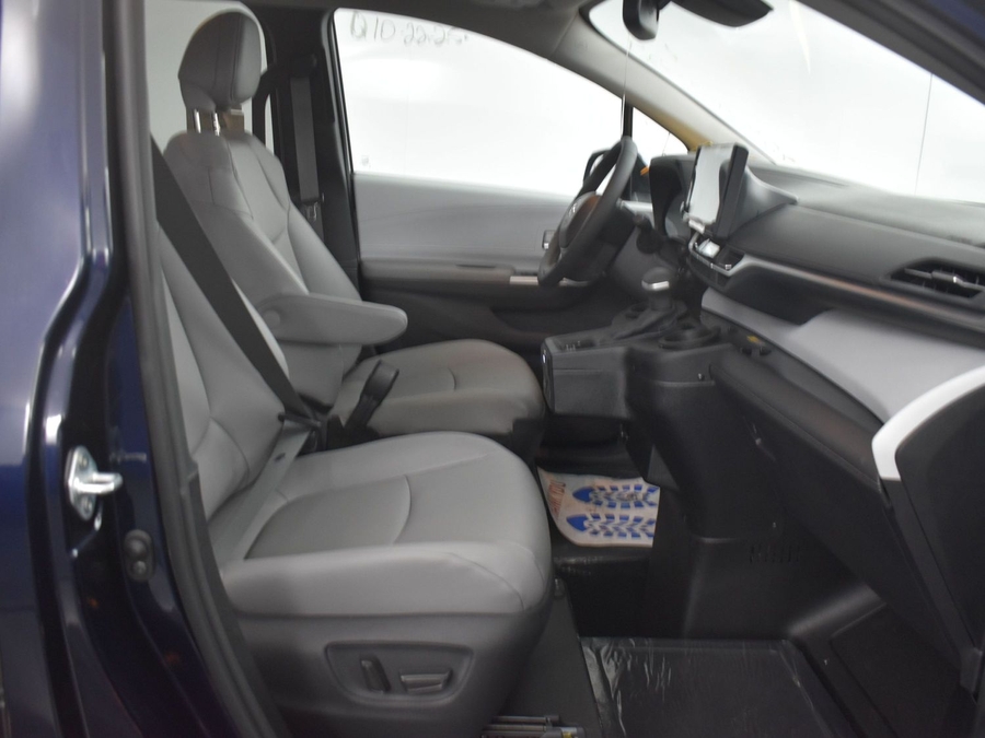 New 2025 Toyota Sienna Hybrid XLE Base - BraunAbility Side Entry Entry Fold Out Automatic Ramp