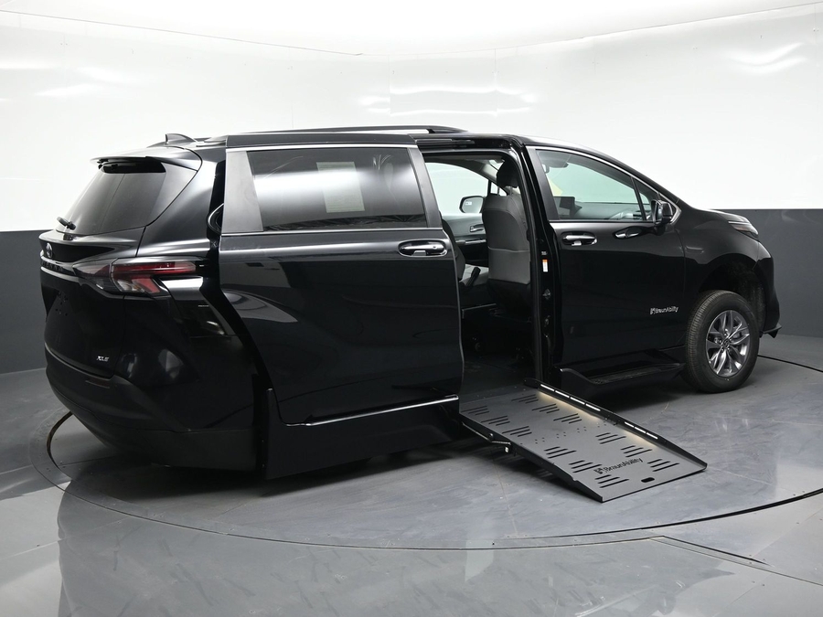 New 2026 Toyota Sienna Hybrid XLE Base - BraunAbility Side Entry Fold Out Automatic Ramp