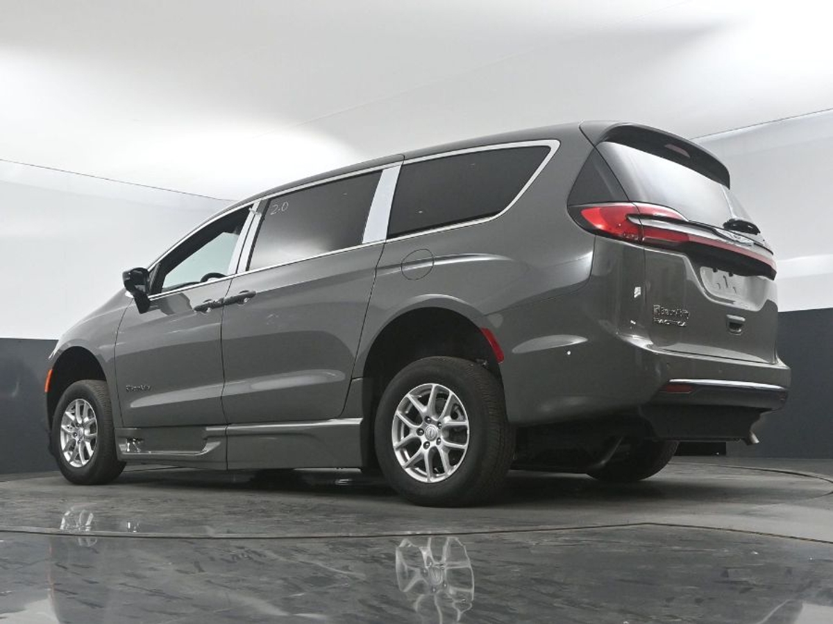 Grey Chrysler Pacifica image number 10