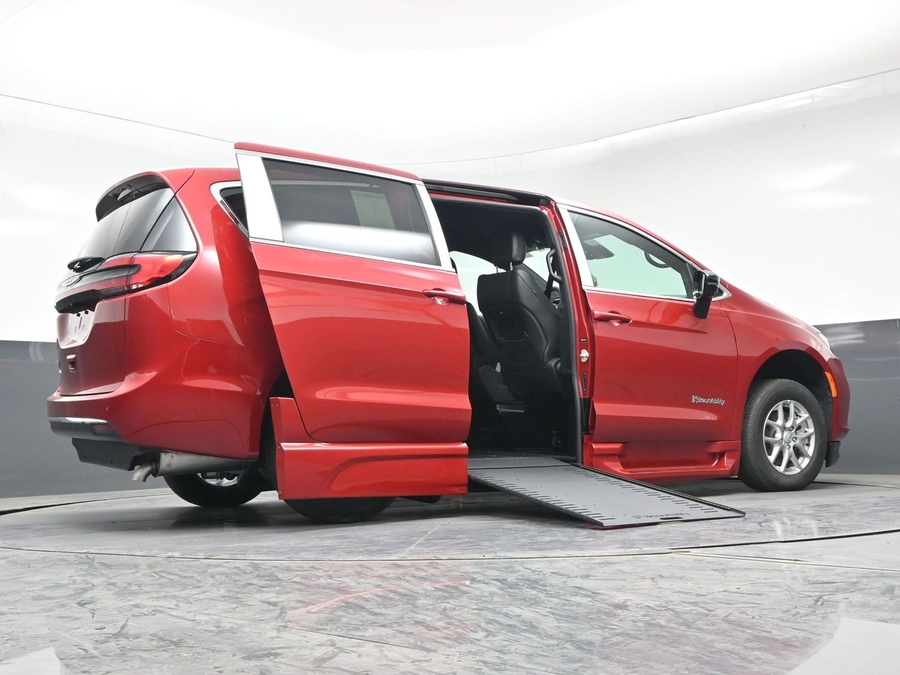 Red Chrysler Pacifica image number 18