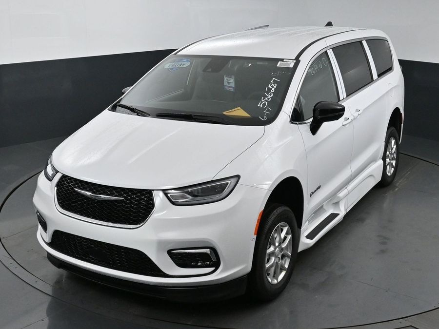 New 2025 Chrysler Pacifica Select Safety - BraunAbility Side Entry Entry Fold Out Automatic Ramp