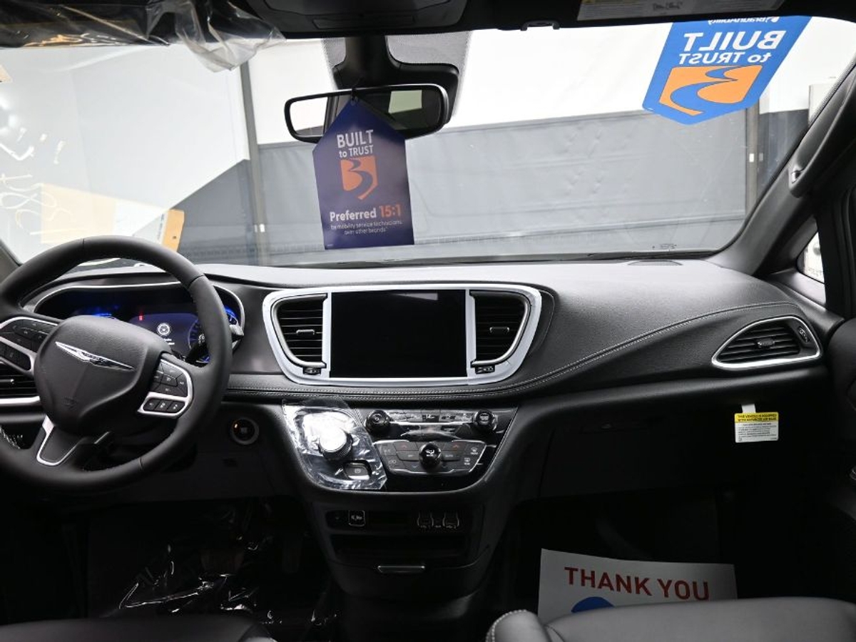 Black Chrysler Pacifica image number 17