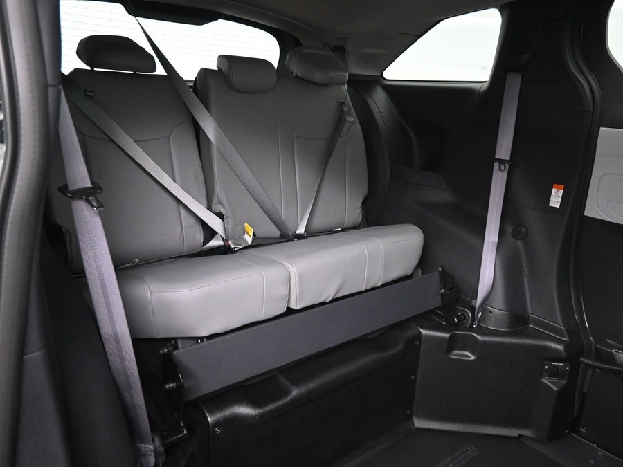 Silver Toyota Sienna image number 9