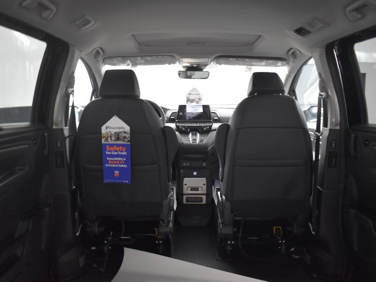 Black Honda Odyssey image number 22