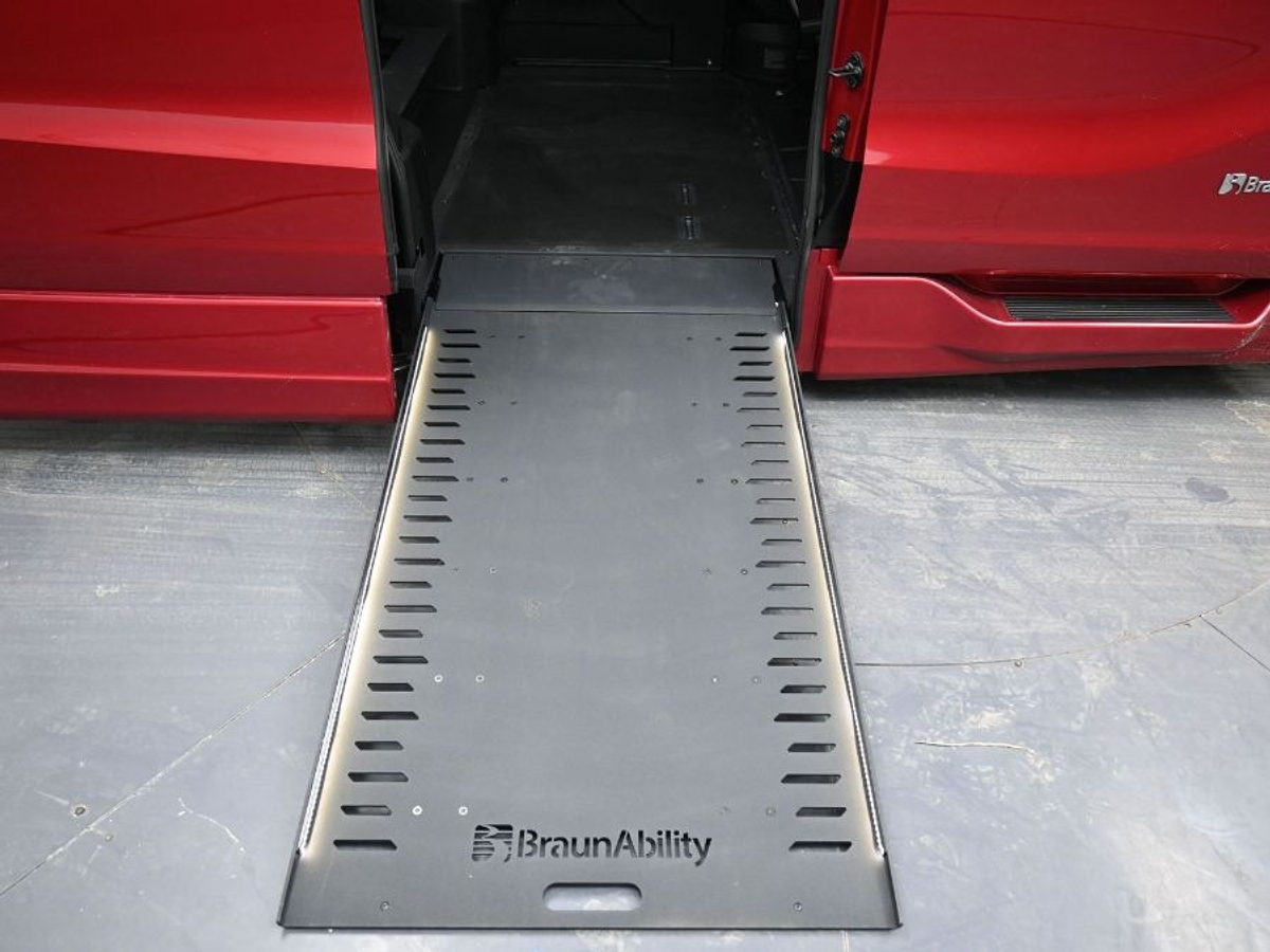 Red Honda Odyssey image number 15