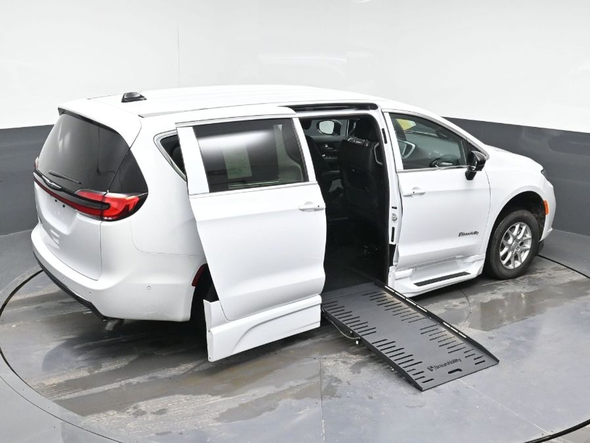 White Chrysler Pacifica image number 25
