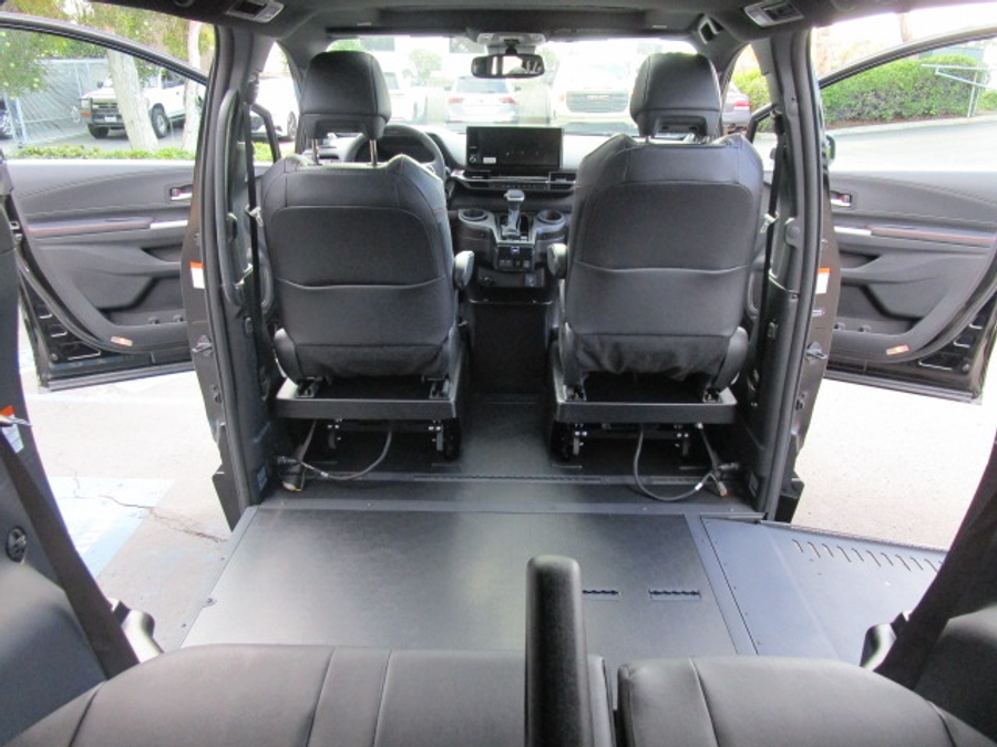 New 2025 Toyota Sienna Hybrid XSE Sport - BraunAbility Side Entry Entry In Floor Automatic Ramp
