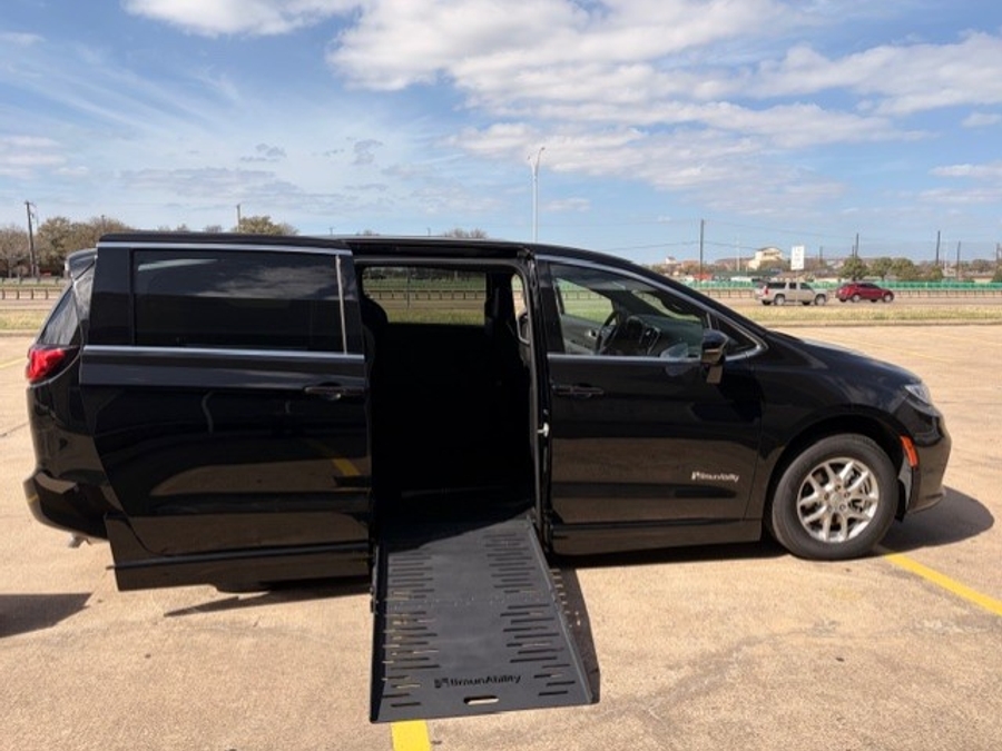 Black Chrysler Pacifica image number 1