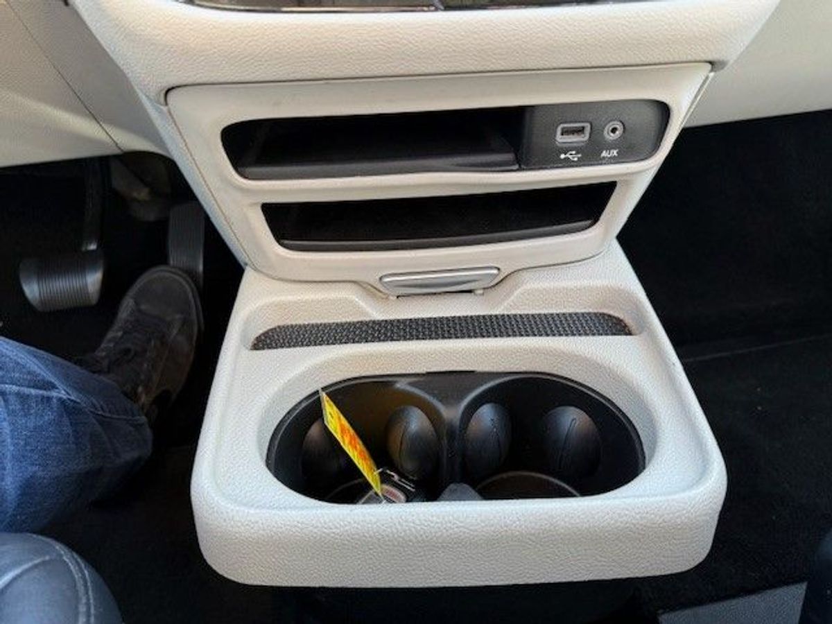 Silver Chrysler Pacifica image number 6