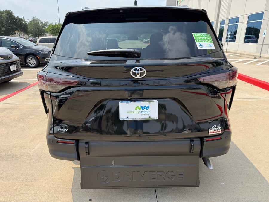Imagen de la Toyota Sienna negra número 3