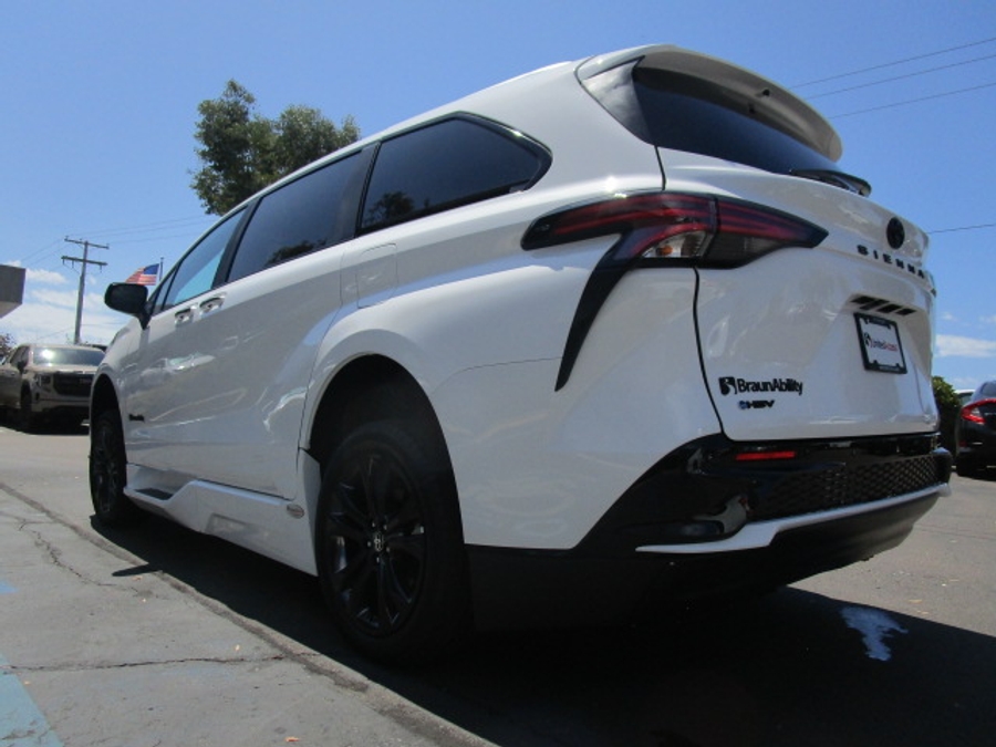 New 2025 Toyota Sienna Hybrid XSE Sport - BraunAbility Side Entry Entry Fold Out Automatic Ramp