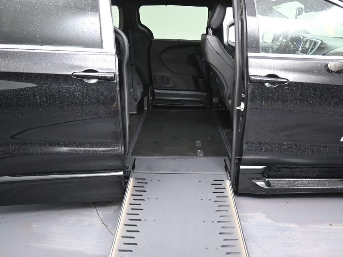 Black Chrysler Pacifica image number 11