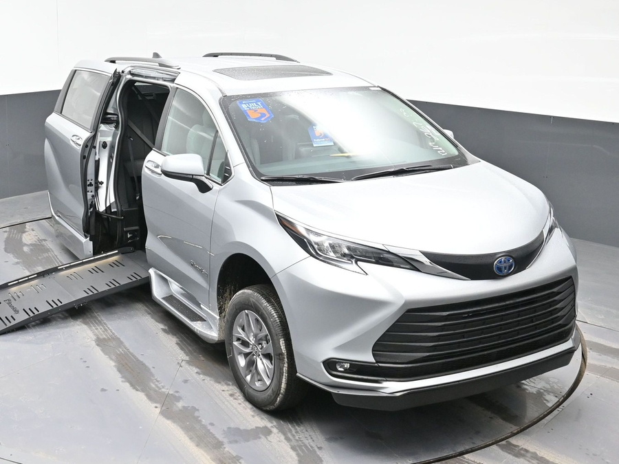 New 2025 Toyota Sienna Hybrid XLE PLUS - BraunAbility Side Entry Entry Fold Out Automatic Ramp