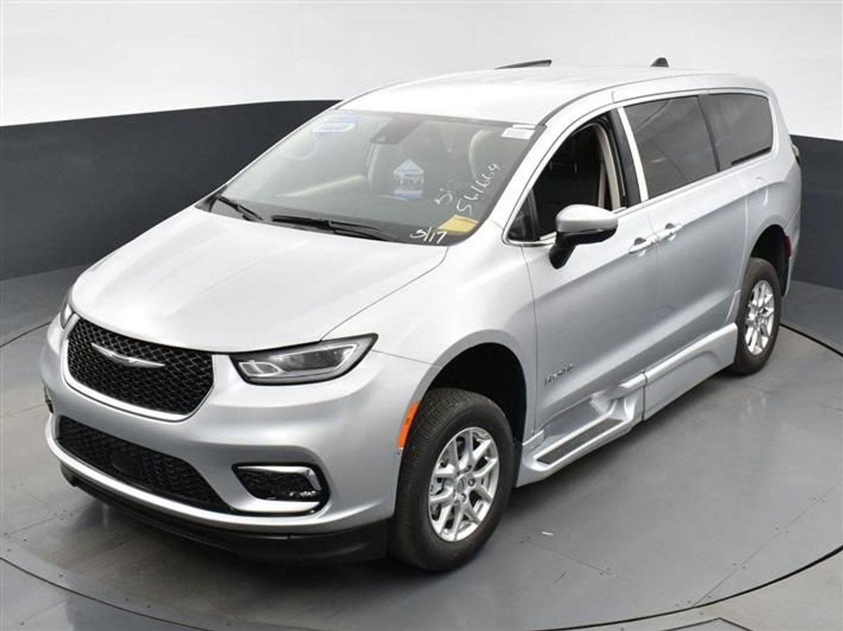 Silver Chrysler Pacifica image number 21