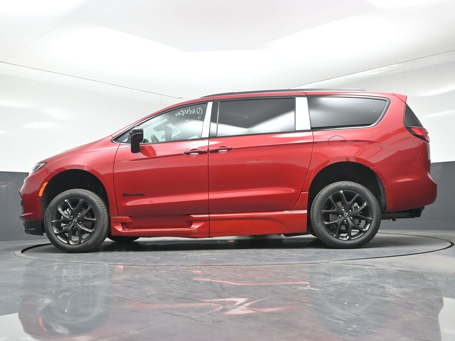 Red Chrysler Pacifica image number 18