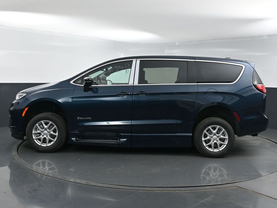 New 2025 Chrysler Pacifica Select Safety - BraunAbility Side Entry Entry Fold Out Automatic Ramp