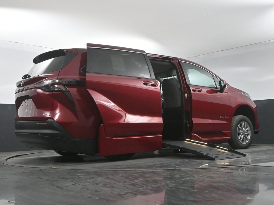 New 2025 Toyota Sienna Hybrid LE - BraunAbility Side Entry Entry Fold Out Automatic Ramp