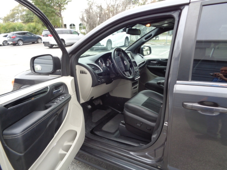 Used 2018 Dodge Grand Caravan SXT - BraunAbility Side Entry Entry Fold Out Manual Ramp