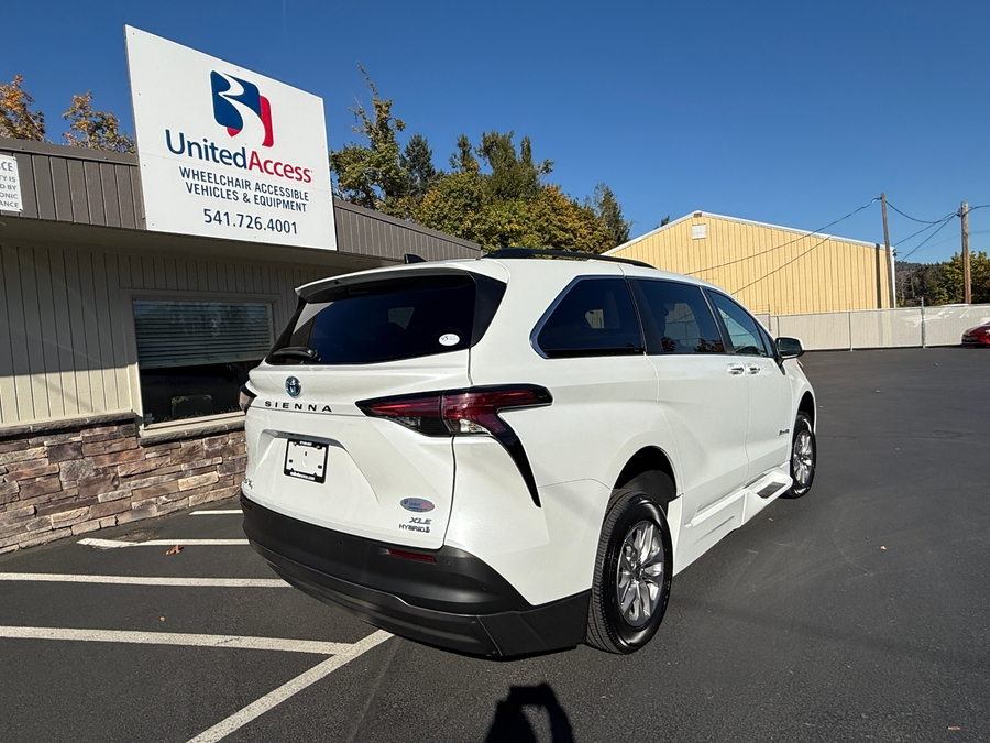 Used 2022 Toyota Sienna Hybrid XLE Base - BraunAbility Side Entry Entry Fold Out Automatic Ramp