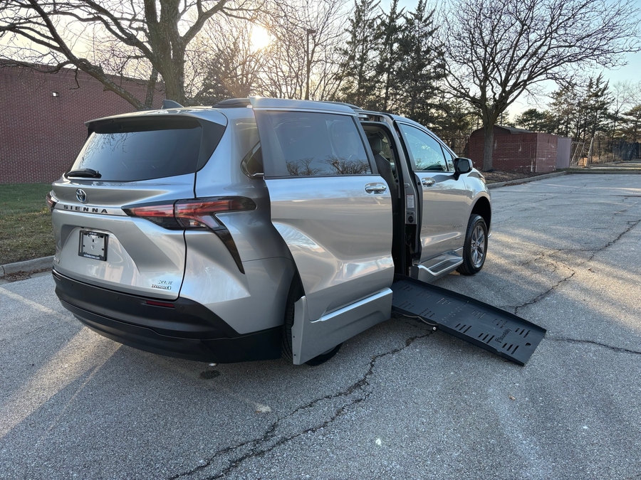 Used 2021 Toyota Sienna Hybrid XLE Base - BraunAbility Side Entry Entry Fold Out Automatic Ramp