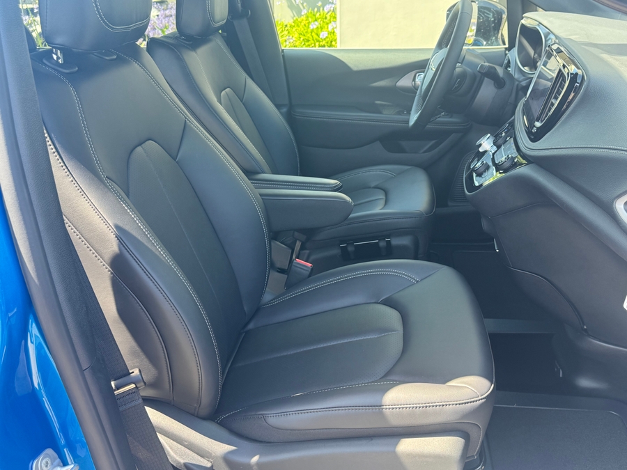Blue Chrysler Pacifica image number 12