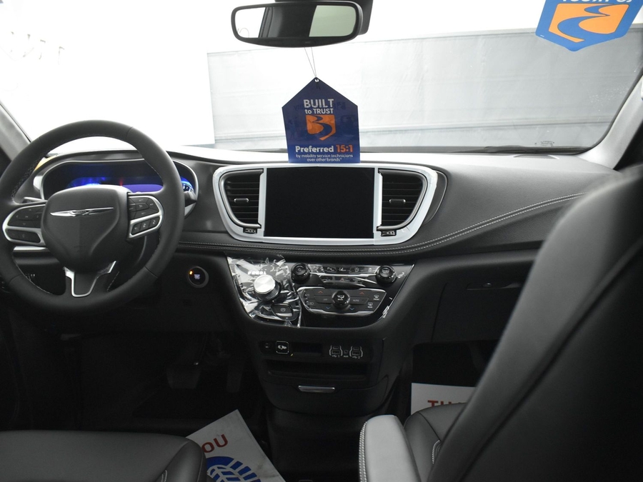 Black Chrysler Pacifica image number 12