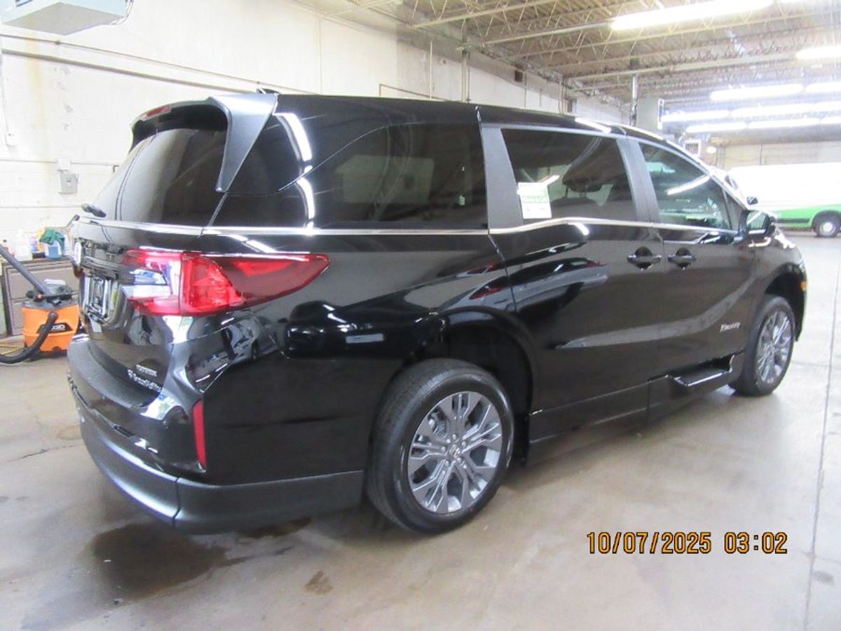 Black Honda Odyssey image number 12