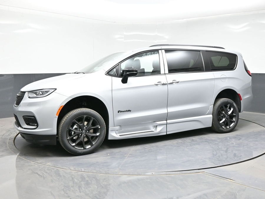 New 2026 Chrysler Pacifica Select Sport - BraunAbility Side Entry In Floor Automatic Ramp