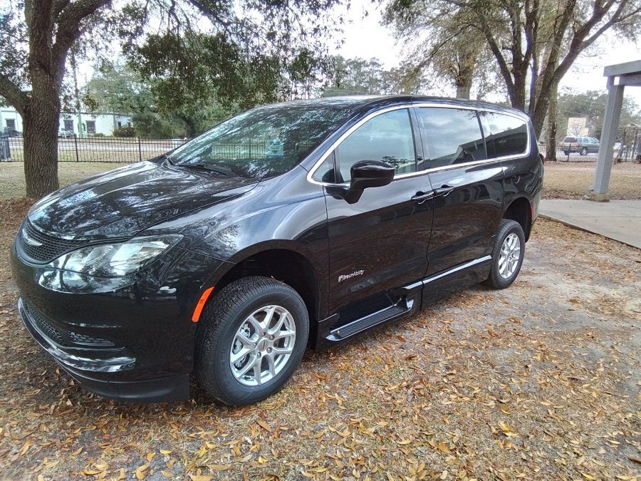 Black Chrysler Voyager image number 3