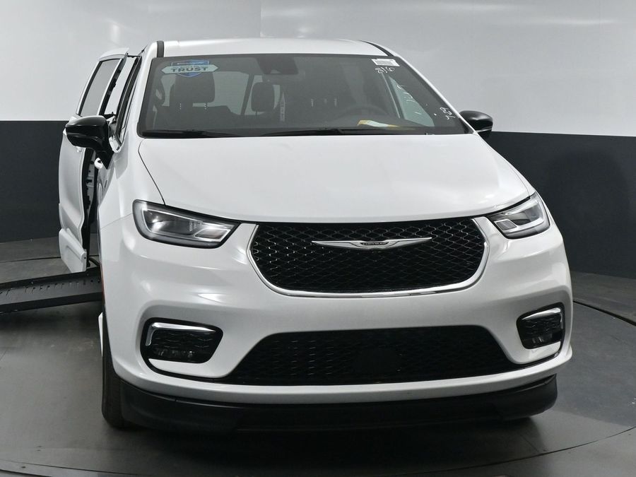New 2025 Chrysler Pacifica Select Safety - BraunAbility Side Entry Entry Fold Out Automatic Ramp