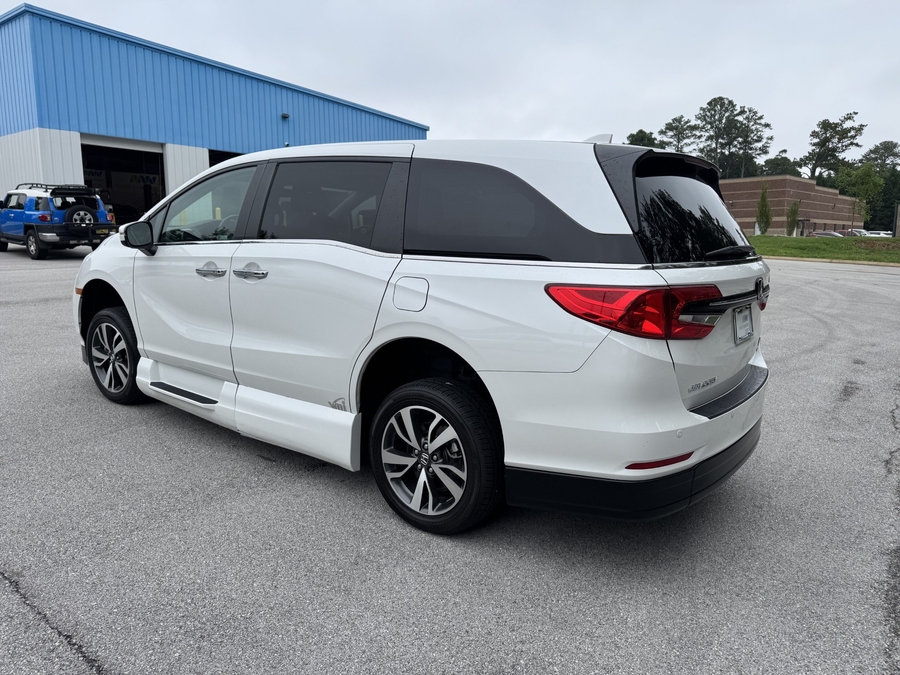 White Honda Odyssey image number 2