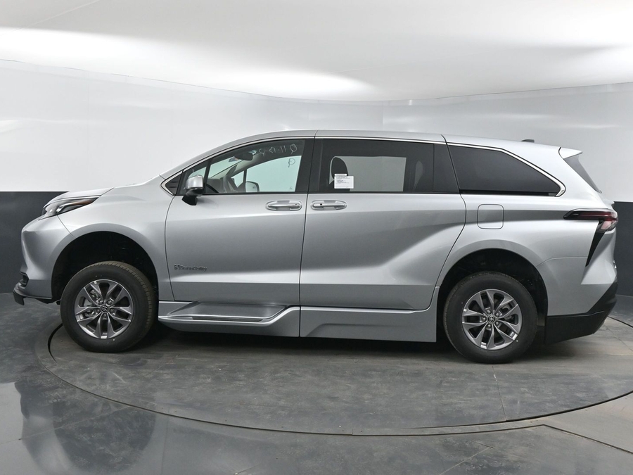 New 2025 Toyota Sienna Hybrid XLE Base - BraunAbility Side Entry Entry Fold Out Automatic Ramp