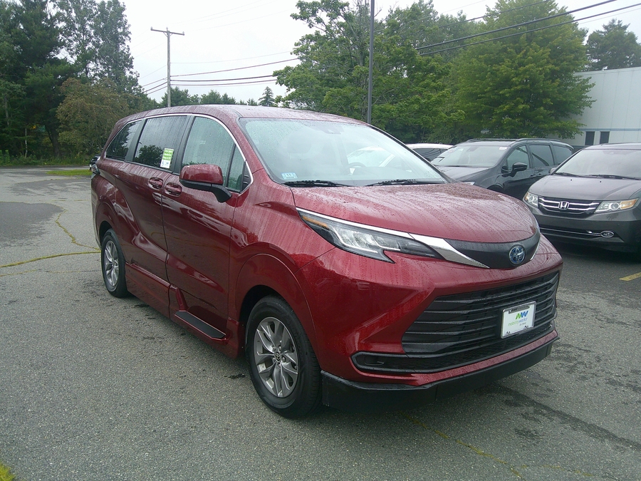 2022 Toyota Sienna LE - Photo 4