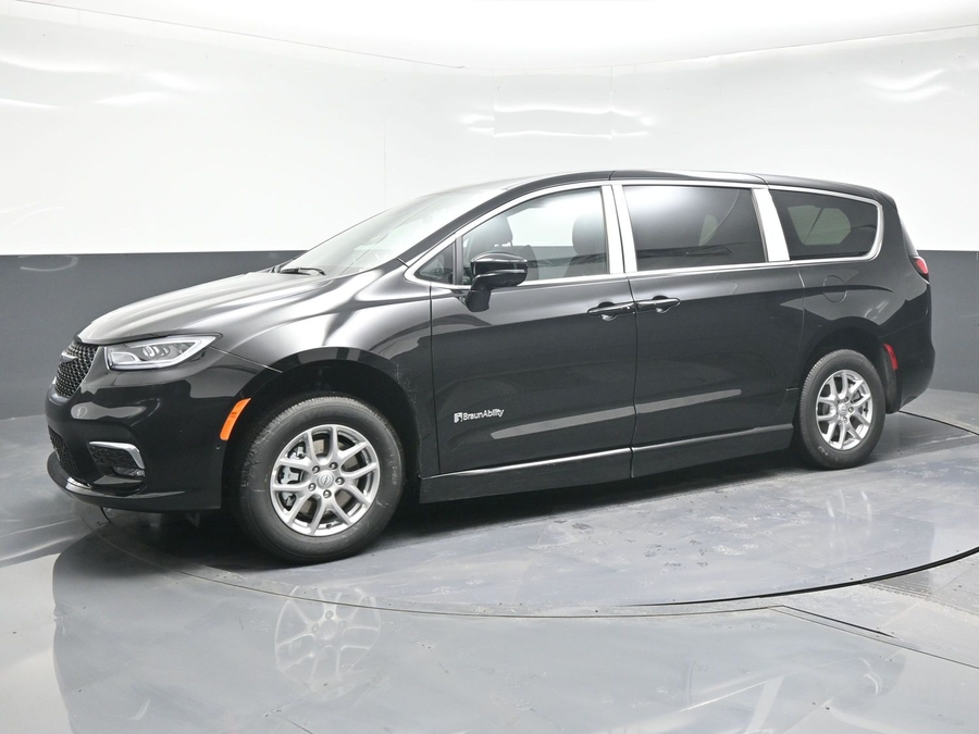 Black Chrysler Pacifica image number 2