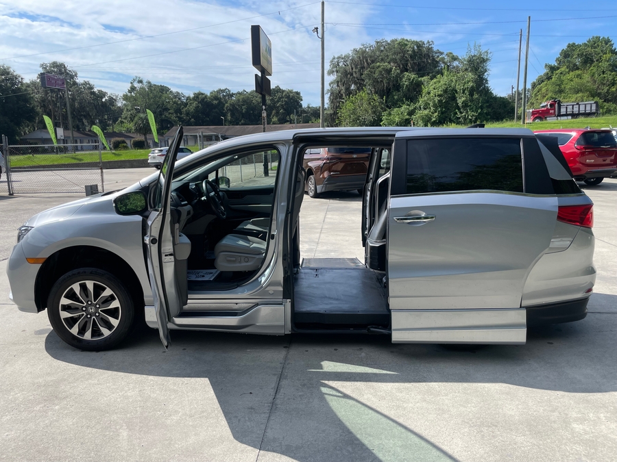Silver Honda Odyssey image number 4