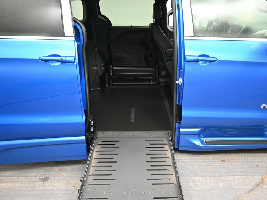 Blue Chrysler Pacifica image number 10