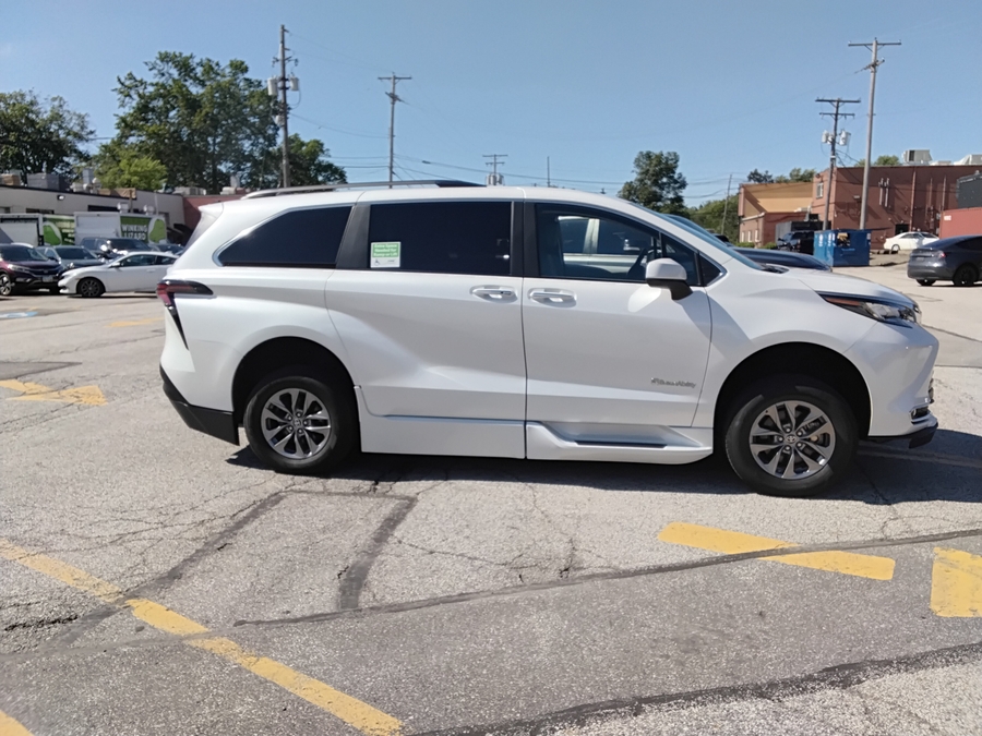 Silver Toyota Sienna image number 4