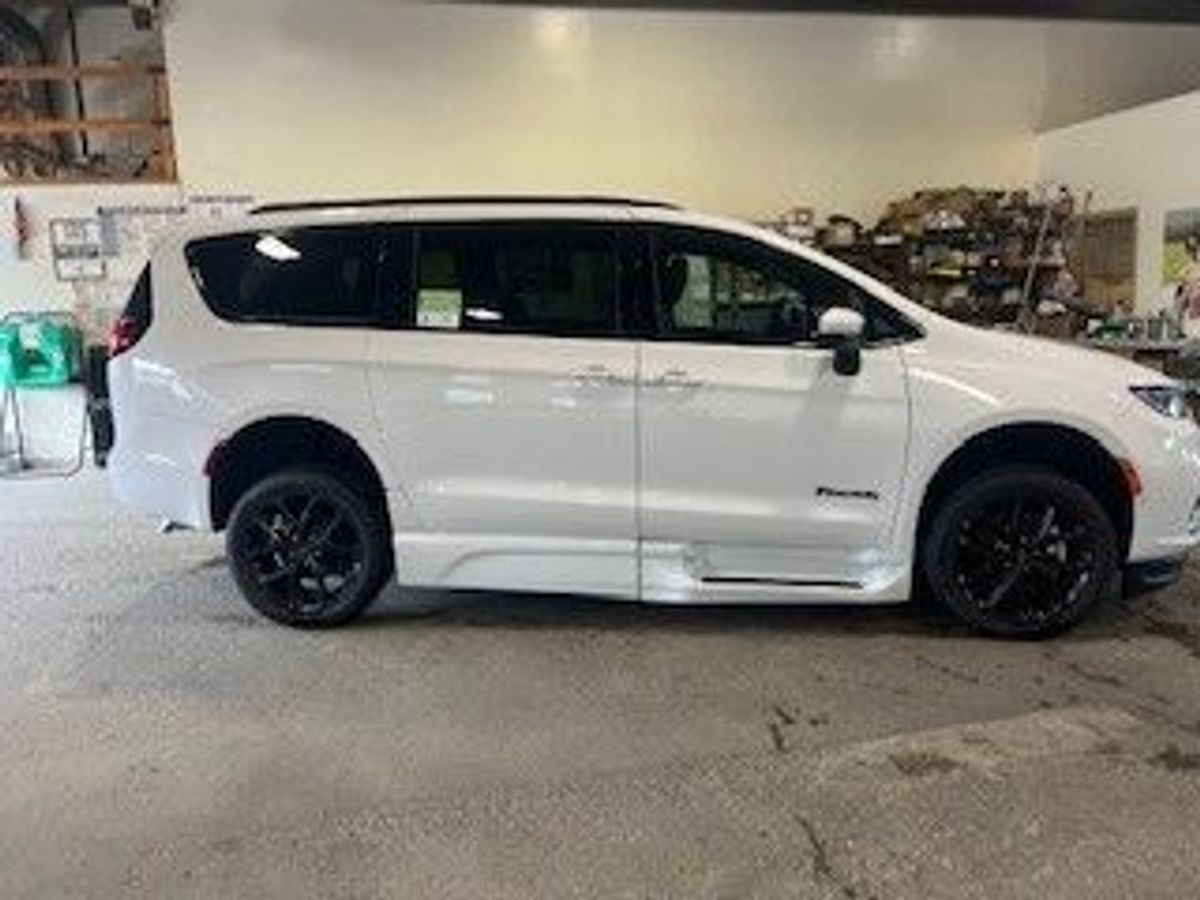 2023 Chrysler Pacifica Touring L - Photo 31