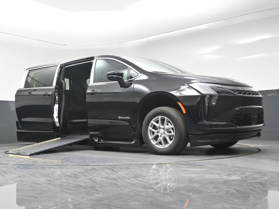 Black Chrysler Pacifica image number 16