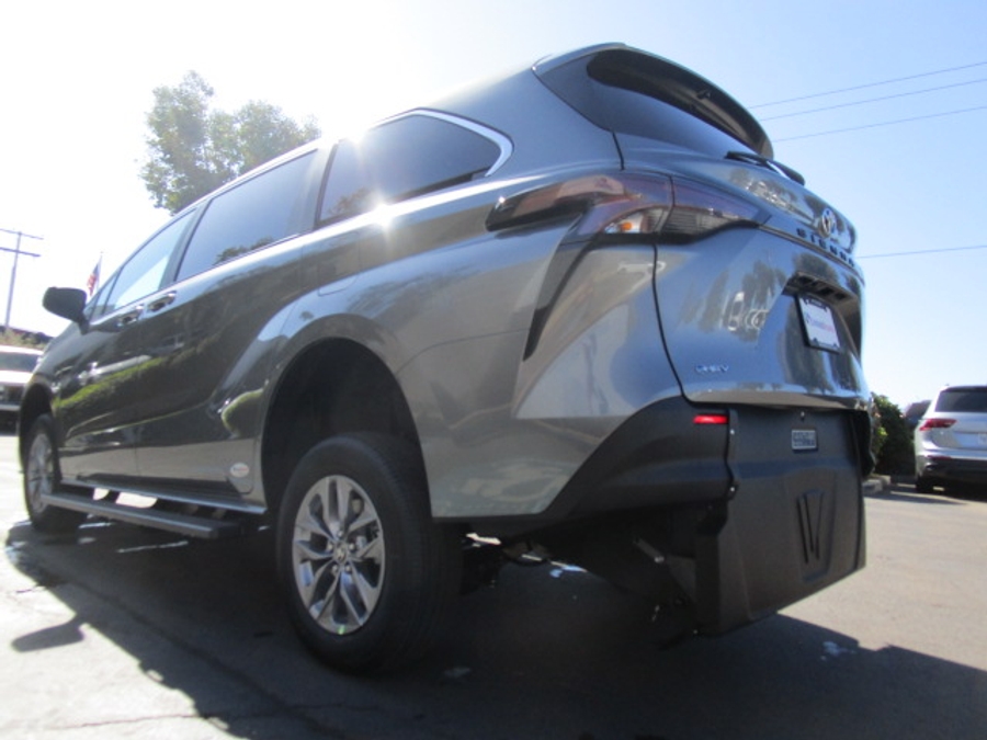 New 2026 Toyota Sienna Hybrid LE - Vantage Mobility Commercial Rear Entry Entry Fold Out Manual Ramp
