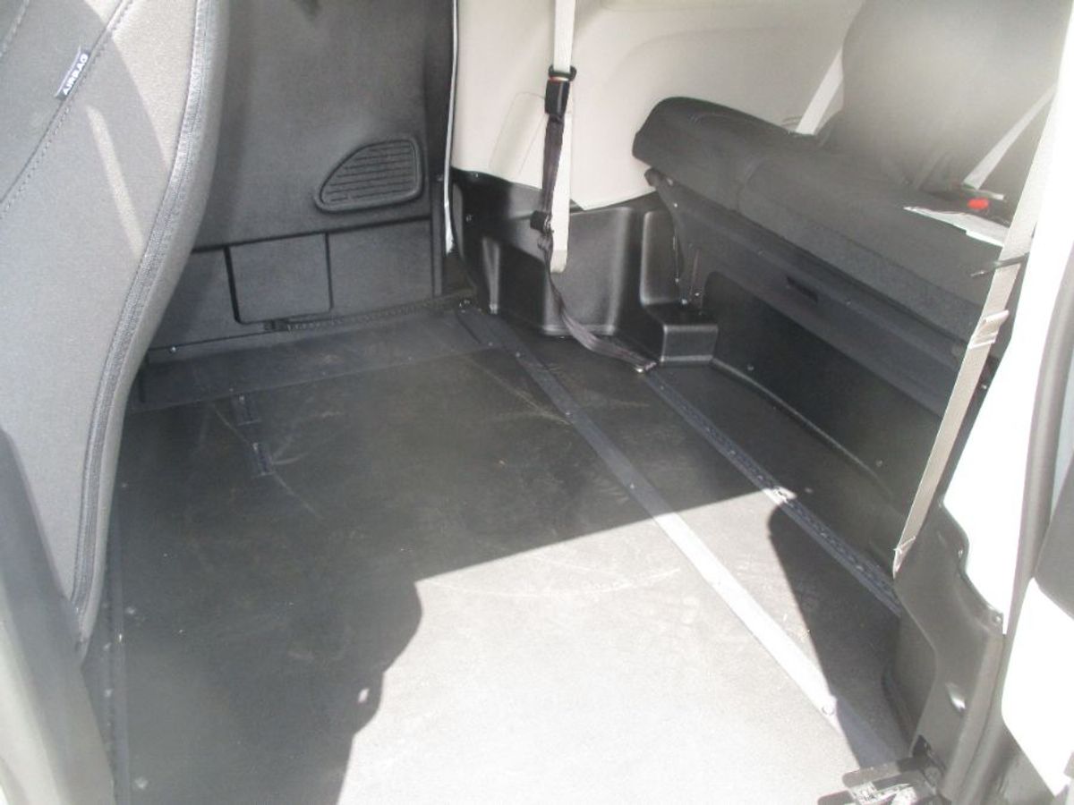 Silver Chrysler Voyager image number 5