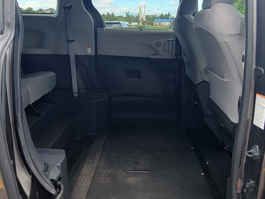 Grey Toyota Sienna image number 17