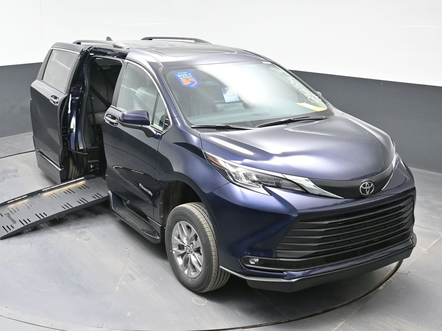New 2026 Toyota Sienna Hybrid XLE Base - BraunAbility Side Entry Entry Fold Out Automatic Ramp