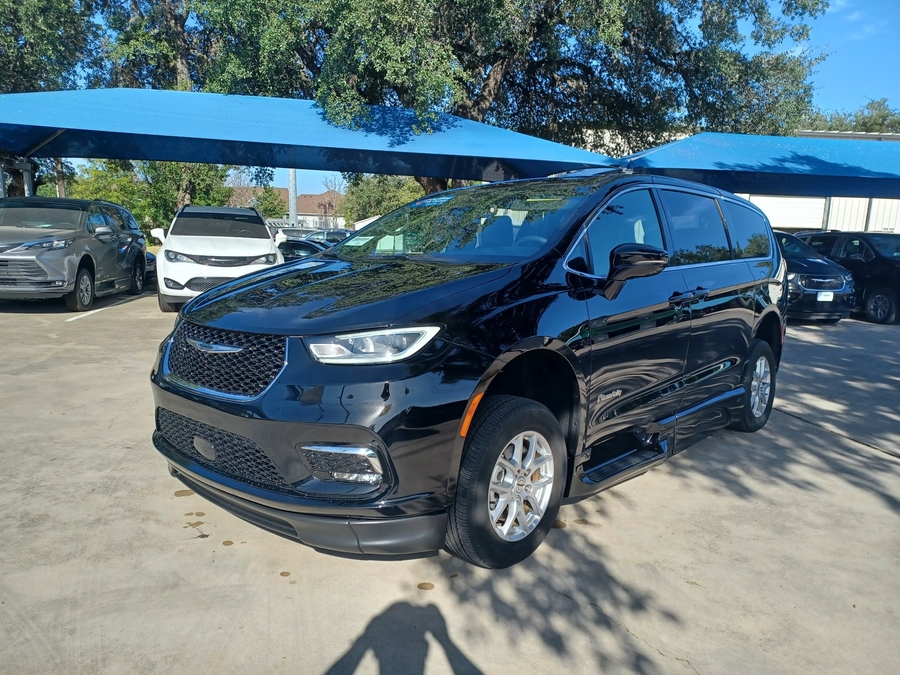 Black Chrysler Pacifica image number 5