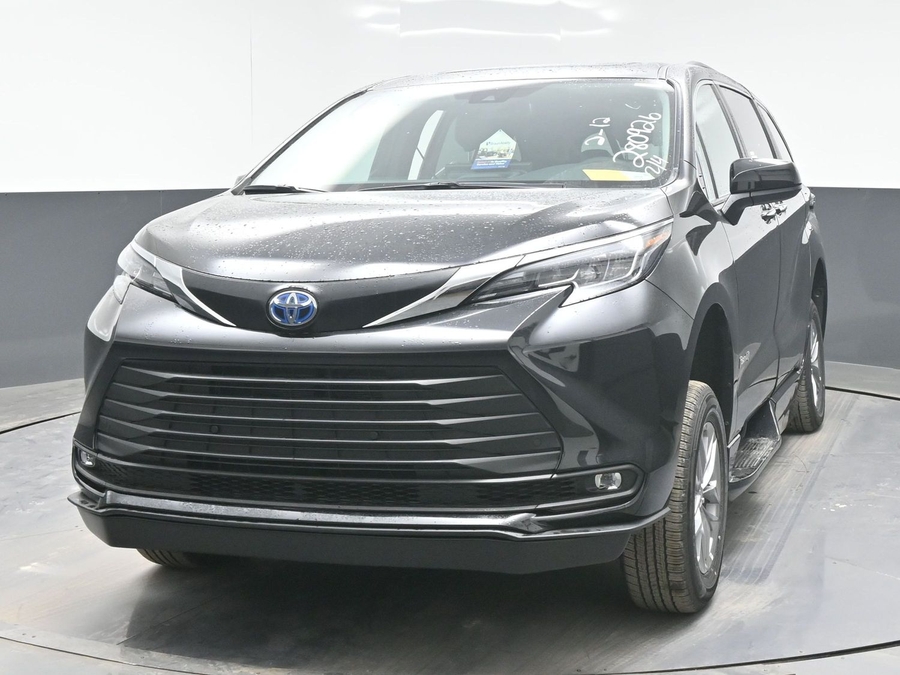 Black Toyota Sienna image number 1