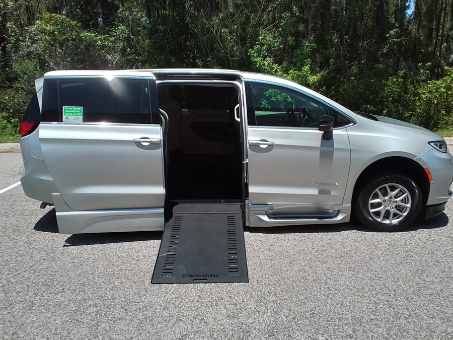Silver Chrysler Pacifica image number 1