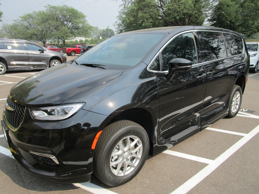 Black Chrysler Pacifica image number 5